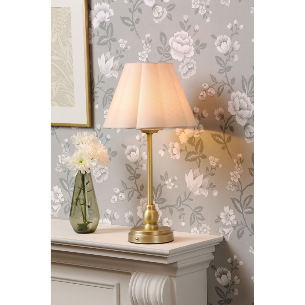 lampara-mesa-recargable-laton-mate-erin-laura-ashley (1)