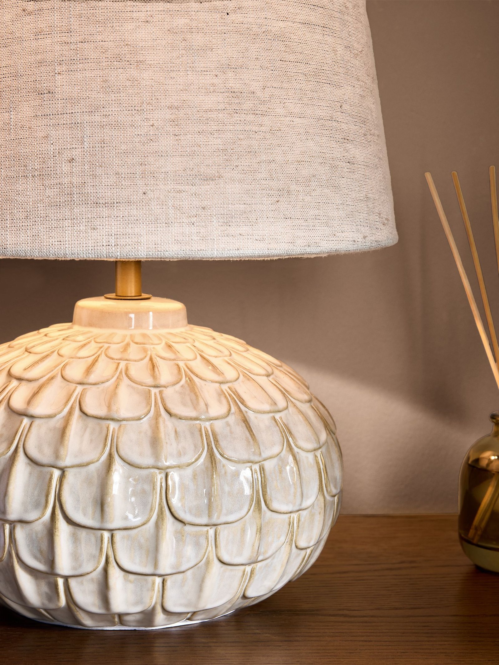 lampara-de-mesa-ceramica-gris-kentford-laura-ashley (1)
