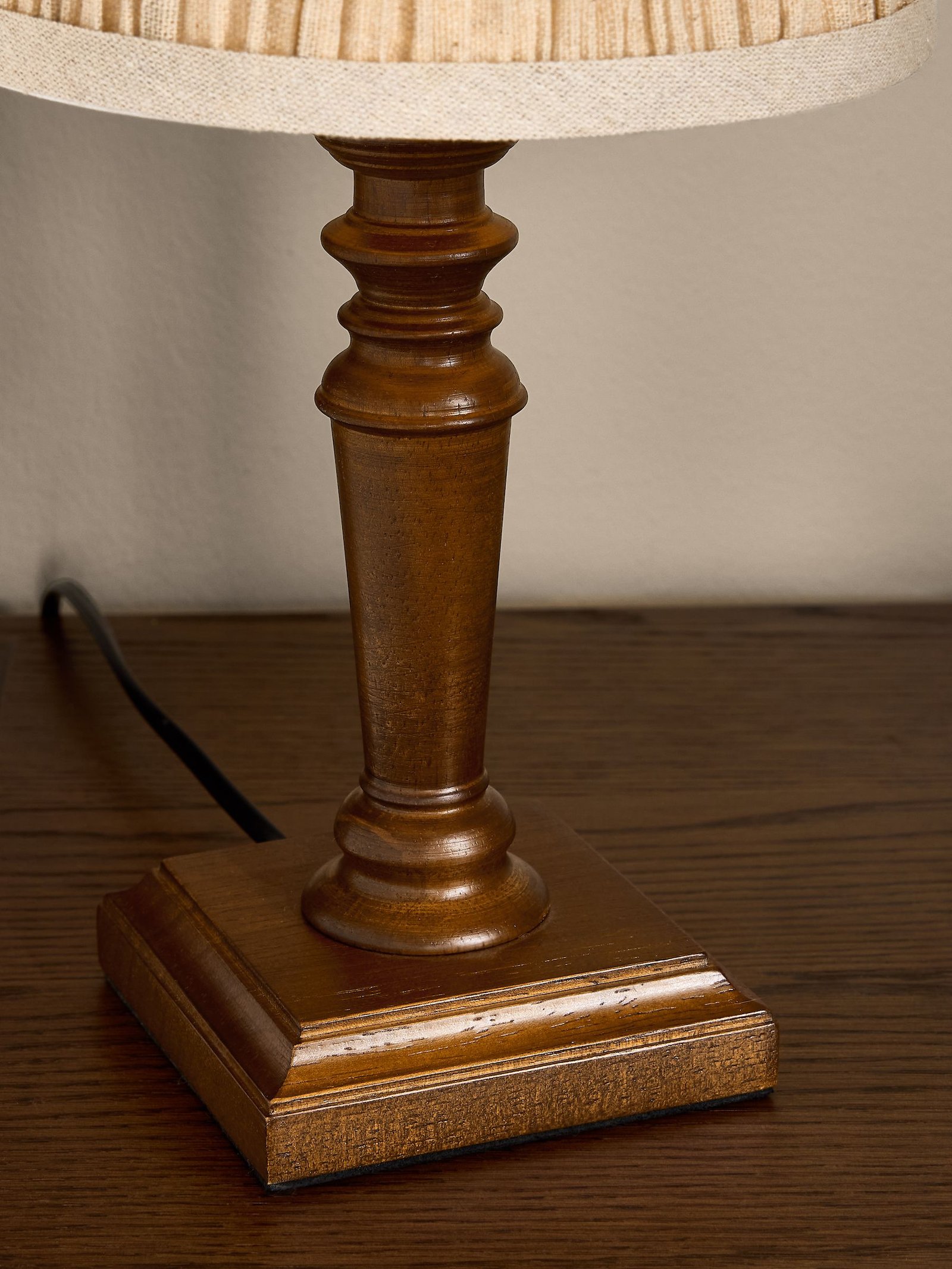 lampara-de-mesa-tate-duo-madera-oscura-laura-ashley (1)
