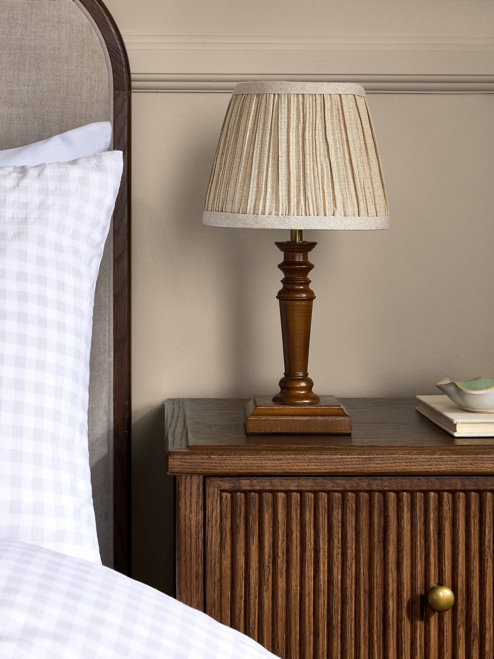 lampara-de-mesa-tate-duo-madera-oscura-laura-ashley (2) - Copy