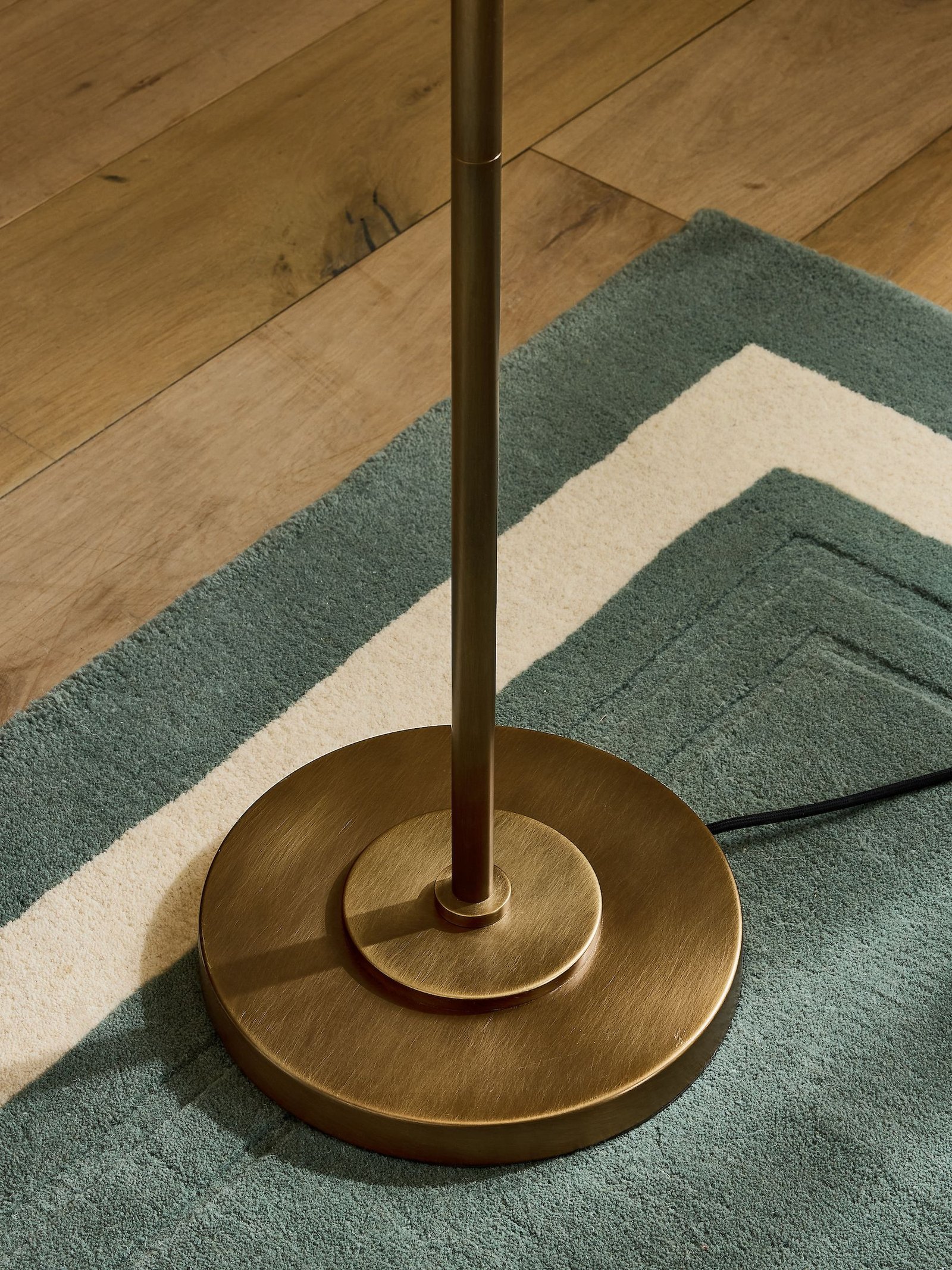 lampara-de-pie-denston-bronce-antiguo-laura-ashley (2)